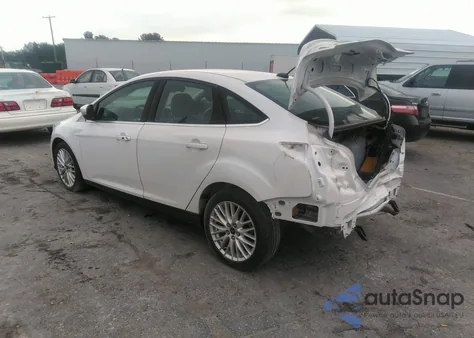 2013 Ford Focus Titanium z USA, uszkodzony, nr VIN 1FADP3J26DL255003